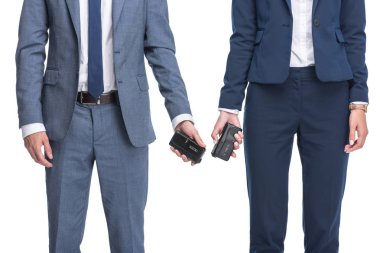 kayıt cihazları tutan takım elbiseli spikerleri