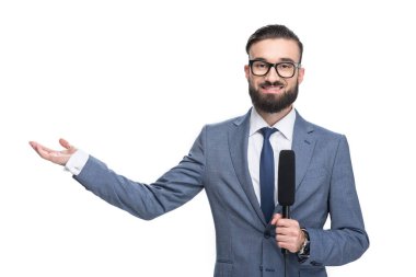 gazeteci bir şey sunmak mikrofon ile