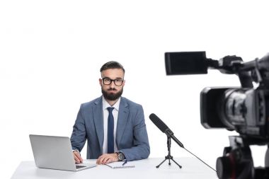 haber spikeri dizüstü bilgisayar ve mikrofon