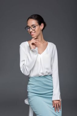 gözlük içinde şık iş kadını