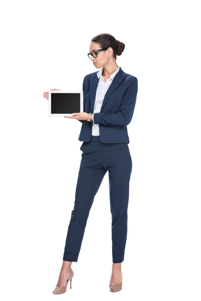 Бізнес-леді, що представляє цифровий планшет — стокове фото