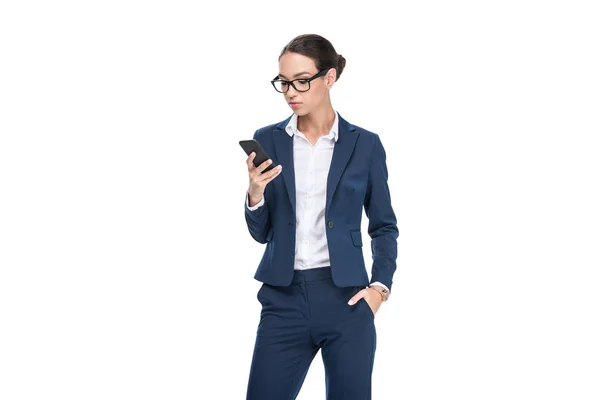 Femme d'affaires utilisant un smartphone — Photo