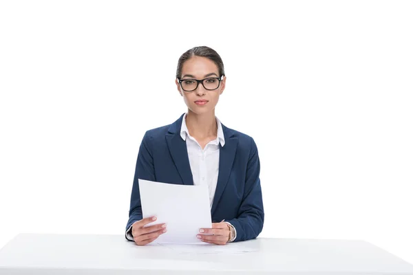 Nieuwslezer met papieren kijken camera — Stockfoto