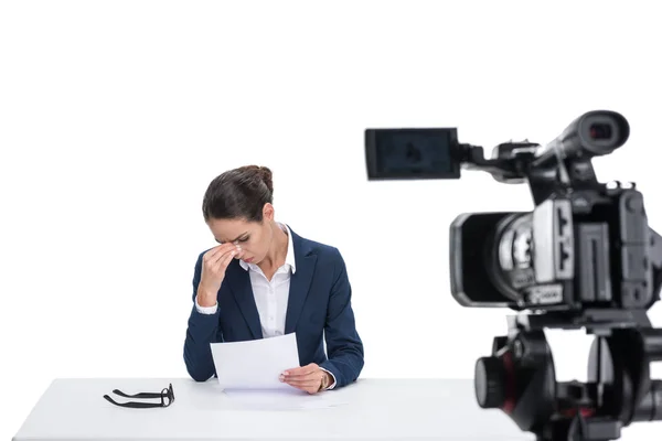 Presentador de noticias sentado frente a la cámara — Foto de Stock