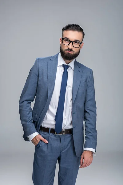 Selbstbewusster Geschäftsmann posiert im Anzug — Stockfoto