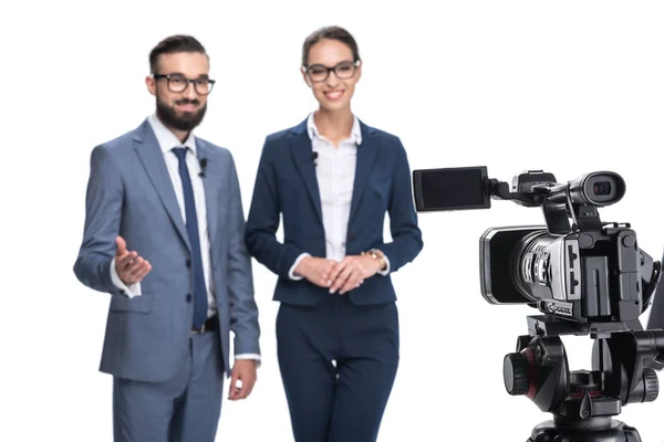 Nézi a kamera newscasters — Stock Fotó