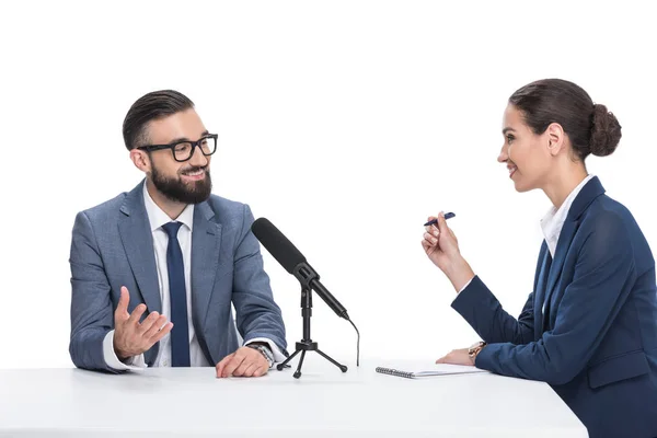 Jornalista entrevistando um homem de negócios — Fotografia de Stock