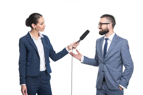 Giornalista intervistando un uomo d'affari — Foto Stock