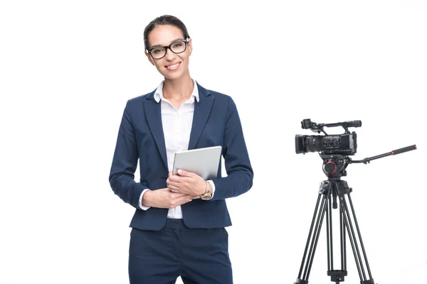 Repórter de televisão e câmera de vídeo — Fotografia de Stock