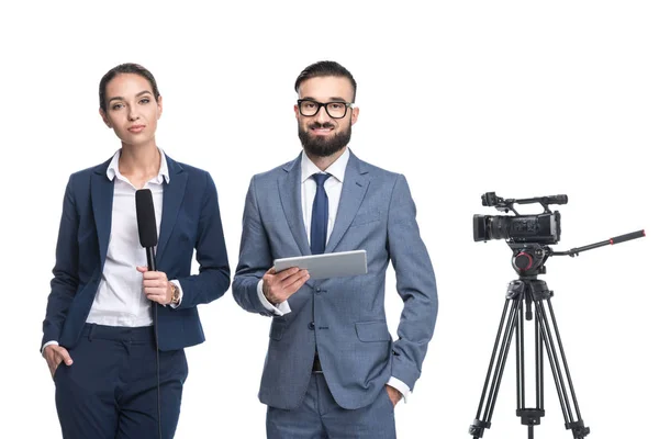 Presentatoren in de buurt van video camera — Stockfoto