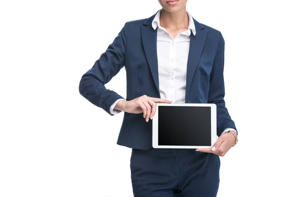 Деловая женщина представляет цифровой планшет — Бесплатное стоковое фото