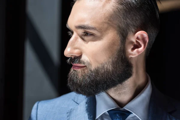 Guapo barbudo hombre de negocios — Foto de Stock