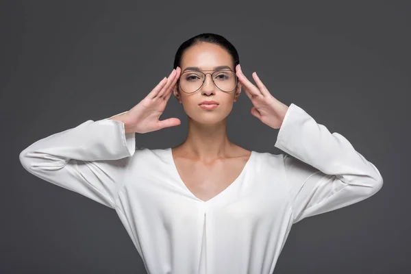 Stilvolle Geschäftsfrau mit Brille — Stockfoto