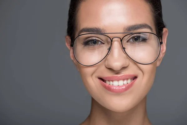 Snygg kvinna i glasögon — Stockfoto