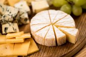 různé druhy sýra a hrozny