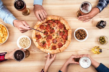 Pizza yeme birlikte arkadaşlarım