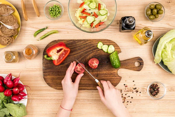 Vrouw snijden cherry tomaten — Stockfoto