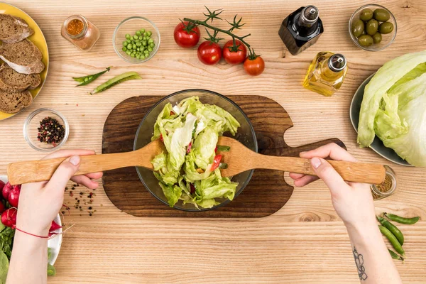 salata hazırlama kadın