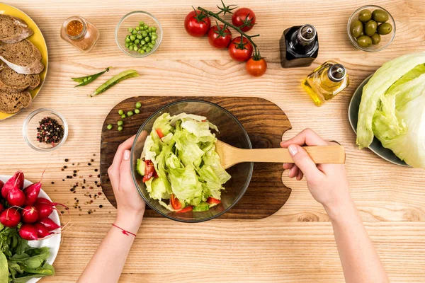 Donna che prepara insalata — Foto Stock