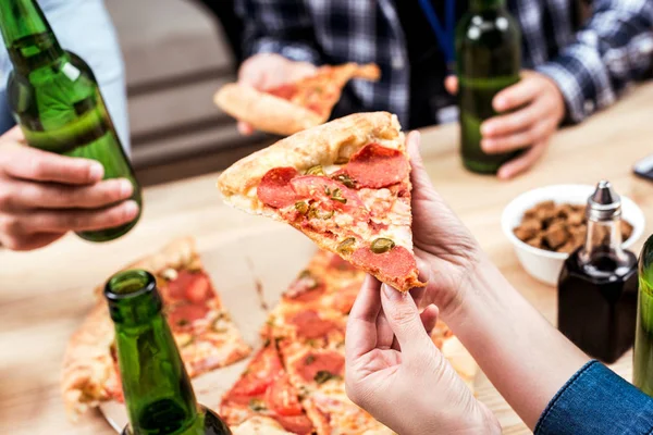 Vänner äta pizza tillsammans — Stockfoto