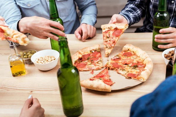 Vänner äta pizza tillsammans — Stockfoto