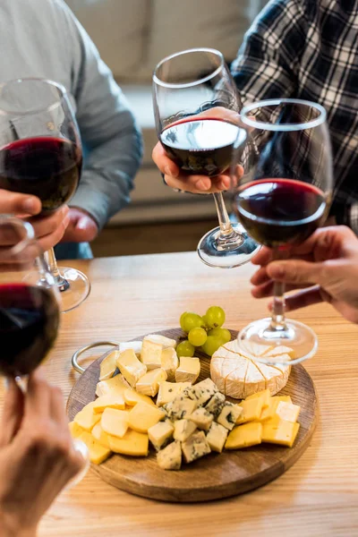 Amigos comiendo queso y bebiendo vino —  Fotos de Stock