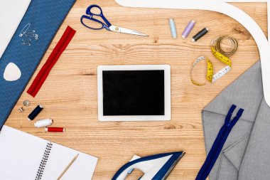 Dijital tablet ve öğeleri masaya terzilik