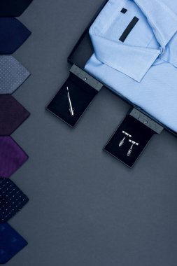 gömlek, kravat ve kol düğmeleri