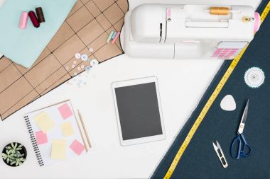 Dijital tablet ve öğeleri terzilik