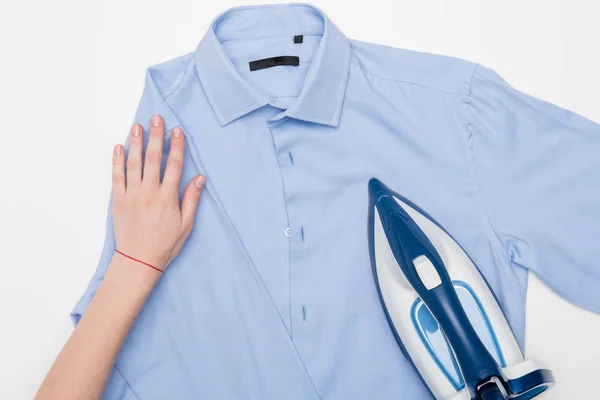 Vrouw strijken shirt — Stockfoto