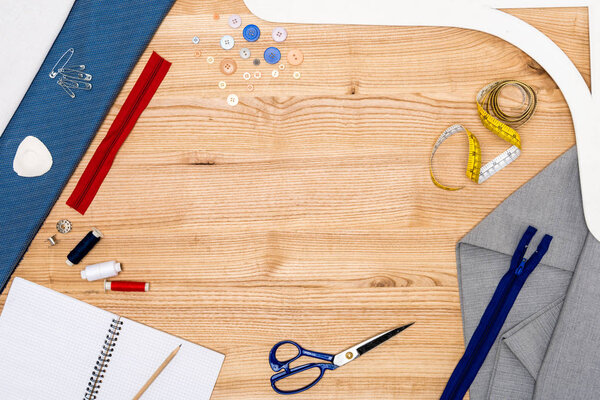 различные пошивочное оборудование на столе
