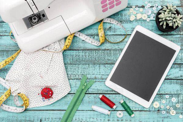 цифровые планшеты и пошив предметов на столе
