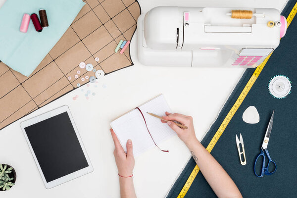 Портной пишет в тетради
