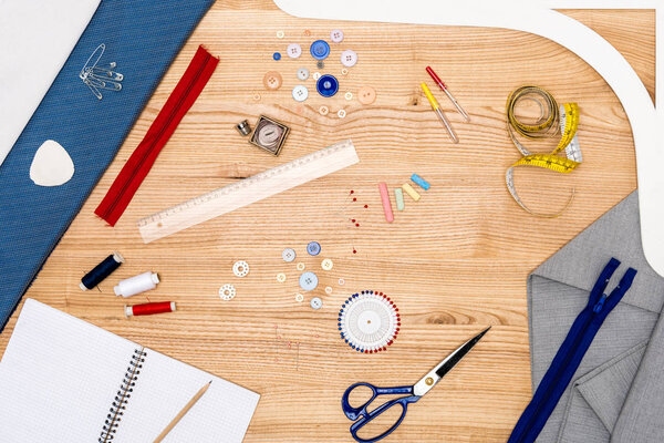 разнообразное оборудование для пошива на столе
