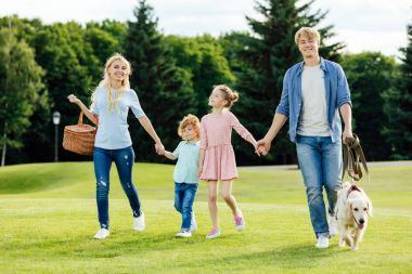 Aile ile Park'ta yürüyordunuz köpek 