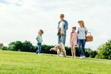 Aile ile Park'ta yürüyordunuz köpek 