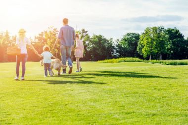 Aile ile Park'ta yürüyordunuz köpek 