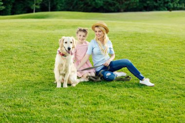 Anne ve kızı ile köpek park