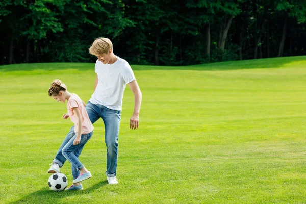 Отец и дочь играют в футбол — стоковое фото