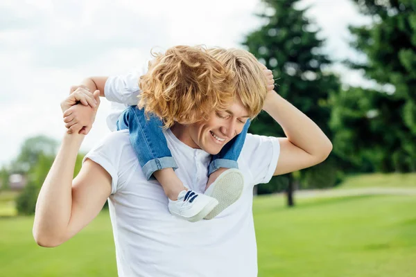 Father carrying son on neck — Stock Photo, Image