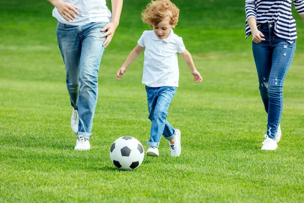 Сім'я з футбольним м'ячем у парку — стокове фото