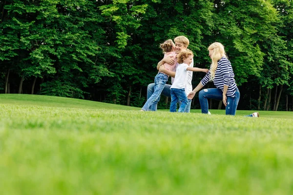 Gelukkig gezin in park — Stockfoto