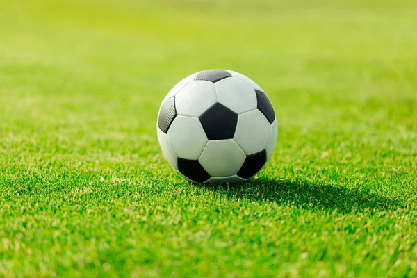 Bola de futebol na grama — Fotografia de Stock