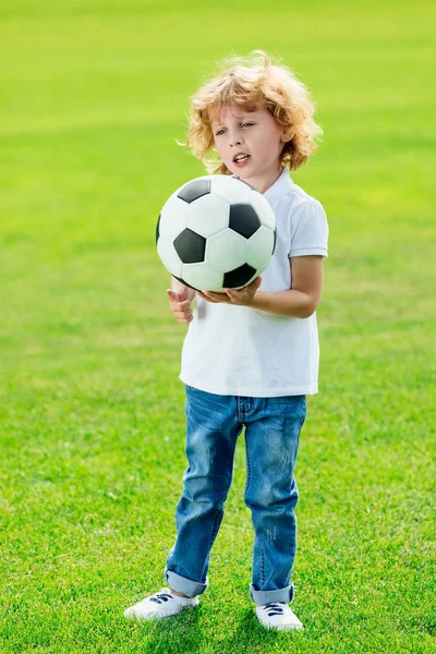 Kleiner Junge mit Fußball Stockbild