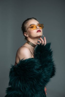 kürk manto ve güneş gözlüğü moda model