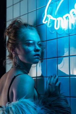 neon tabela yakınındaki moda kadın