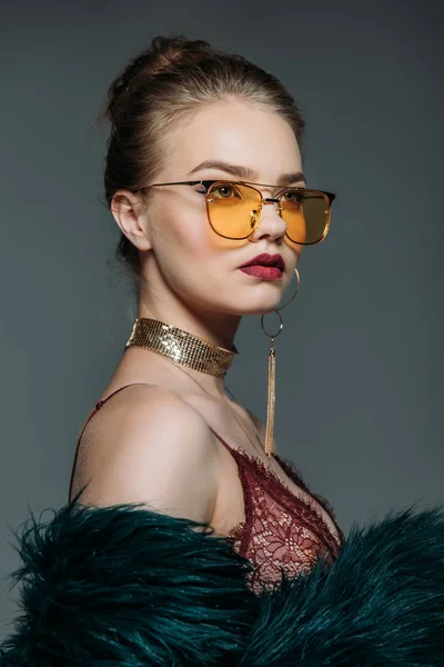 Fashionabla modell i orange solglasögon — Stockfoto