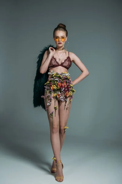 Modelo em saia floral e sutiã de renda — Fotografia de Stock