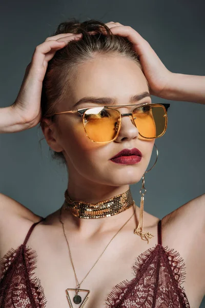 Modelo sedutor em óculos de sol laranja — Fotografia de Stock