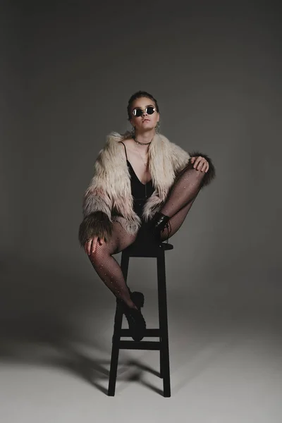 Chica de moda en abrigo de piel — Foto de Stock